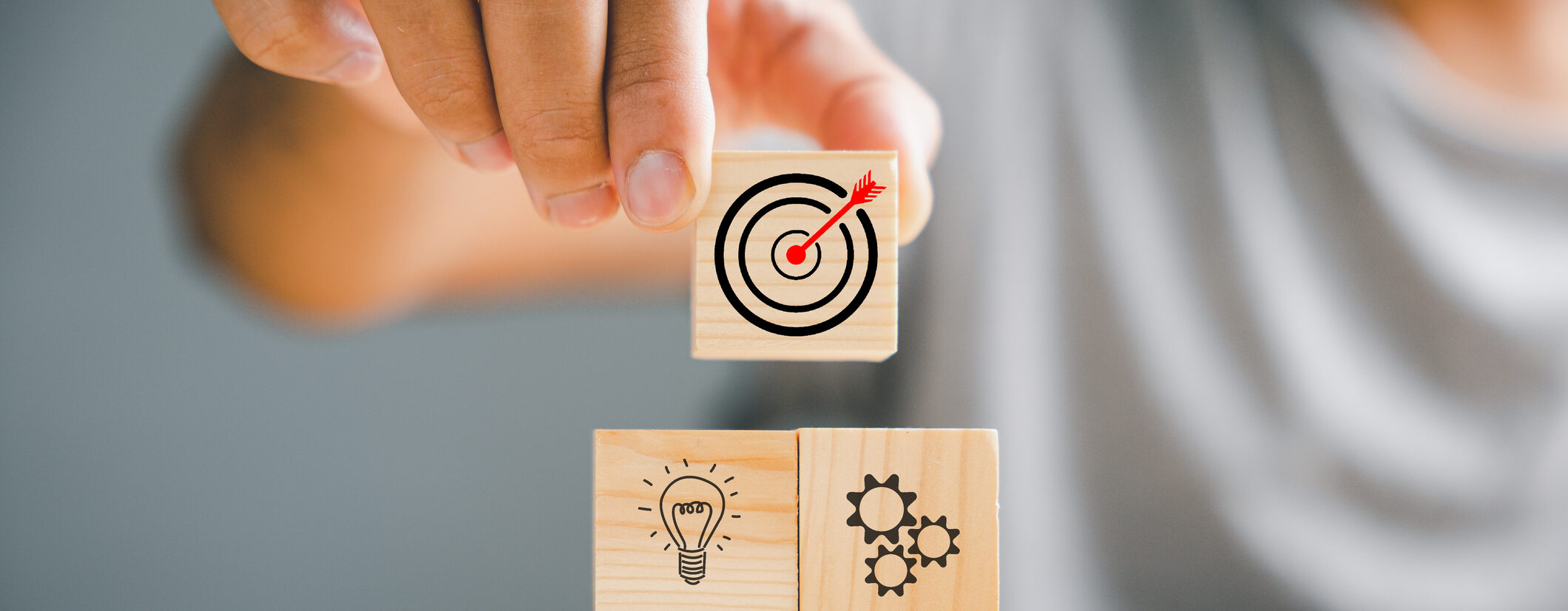 Wir beraten Sie: medicus solutions - Netzwerk-Agentur für Ärzte, Ärztinnen, Zahnärzte, Zahnärztinnen, Tierärzte und Tierärztinnen. Telefon 052 301 44 44