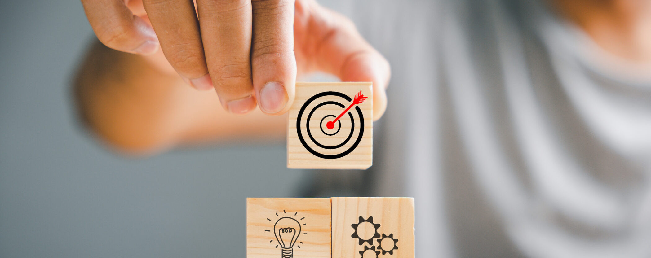 Wir beraten Sie: medicus solutions - Netzwerk-Agentur für Ärzte, Ärztinnen, Zahnärzte, Zahnärztinnen, Tierärzte und Tierärztinnen. Telefon 052 301 44 44