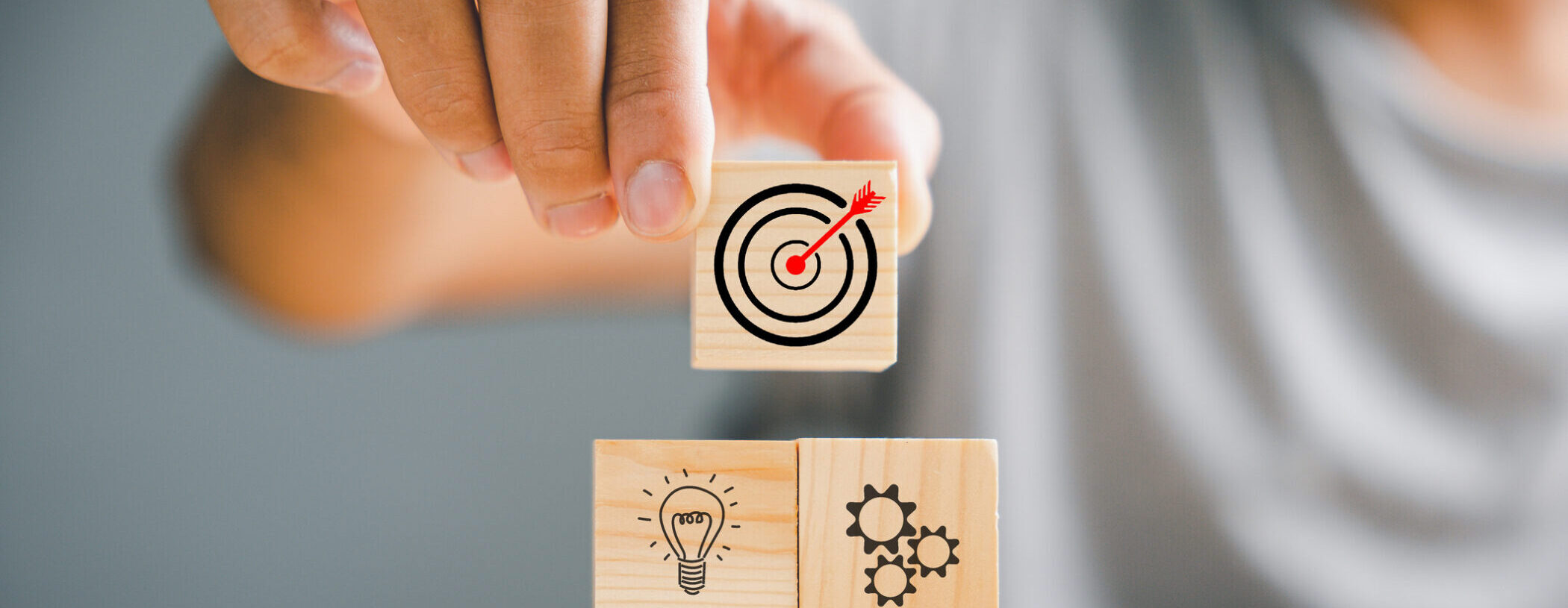 Wir beraten Sie: medicus solutions - Netzwerk-Agentur für Ärzte, Ärztinnen, Zahnärzte, Zahnärztinnen, Tierärzte und Tierärztinnen. Telefon 052 301 44 44